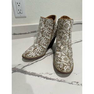 Very Volatile Women's Lace Wedge Booties Boots Size 7.5‎ Zipper White